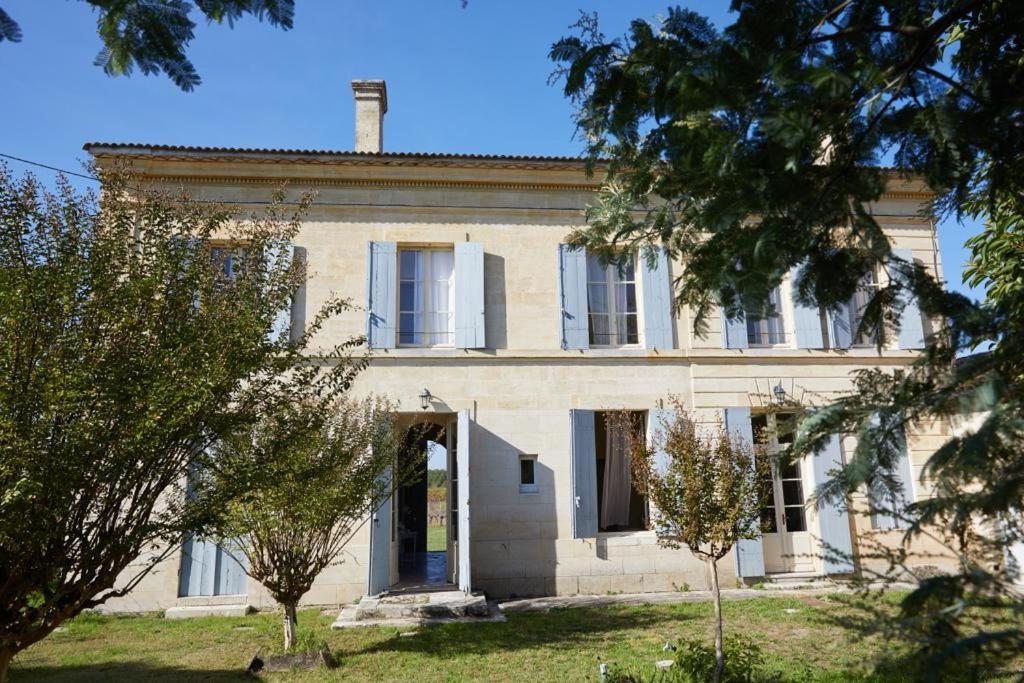 stary dom z drzewami przed nim w obiekcie Domain de Montvert - 5 min from Saint Emilion w mieście Sainte-Terre