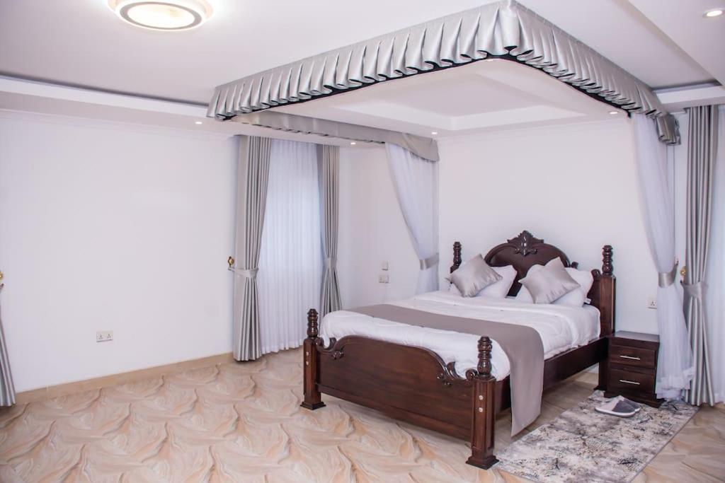 Postel nebo postele na pokoji v ubytování ORANA Luxury Palace
