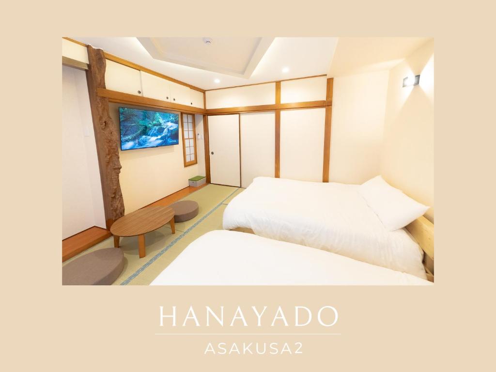 Una habitación de hotel con dos camas y una ventana. en 花宿浅草二番 Hanayado Asakusa2, en Tokio