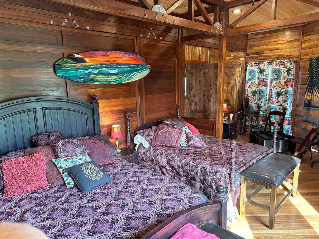 Postel nebo postele na pokoji v ubytování Hawaii Magic Skies Farmstay