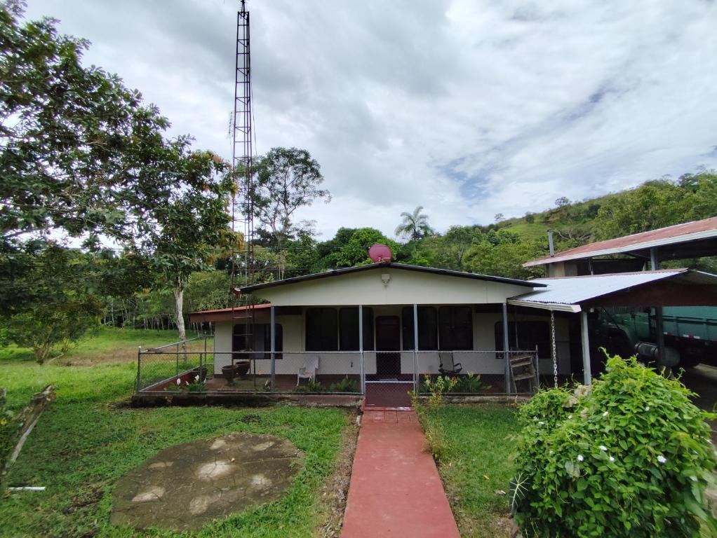 En have udenfor Hospedaje refugio en el Bosque