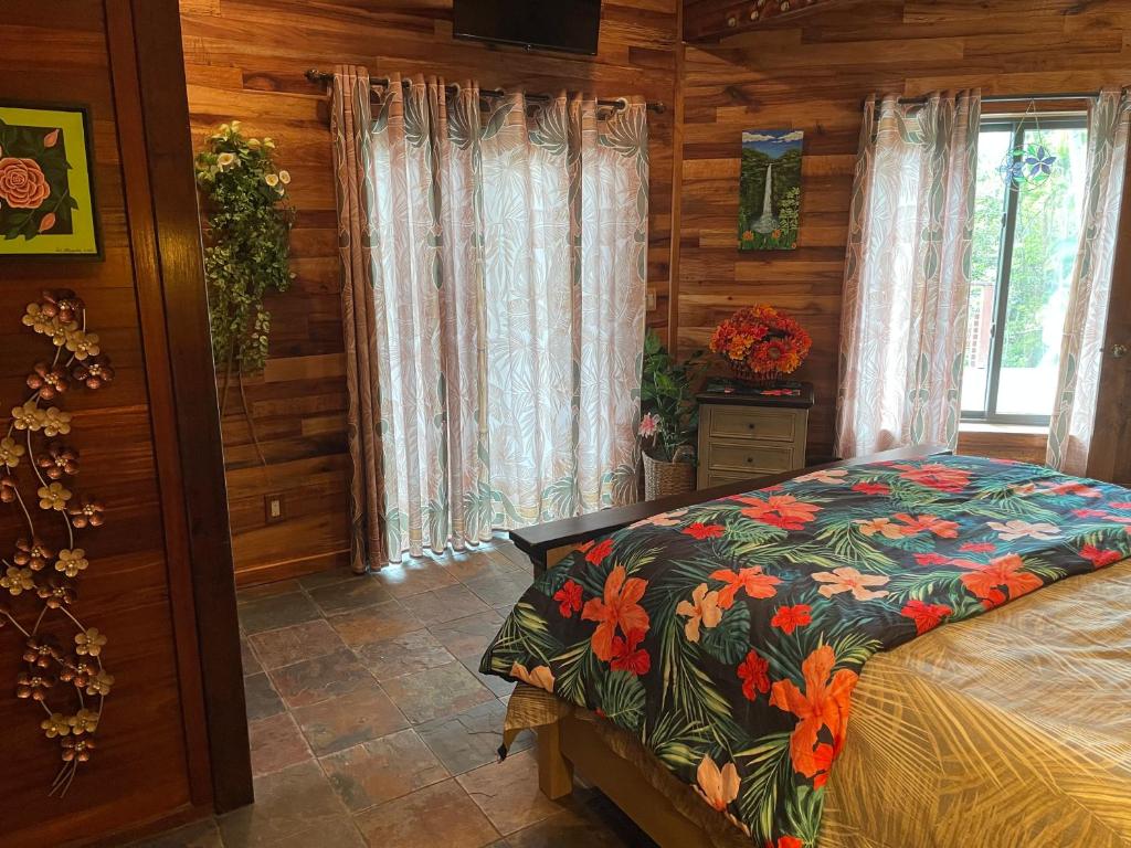 Postel nebo postele na pokoji v ubytování Hawaii Magic Skies Farmstay