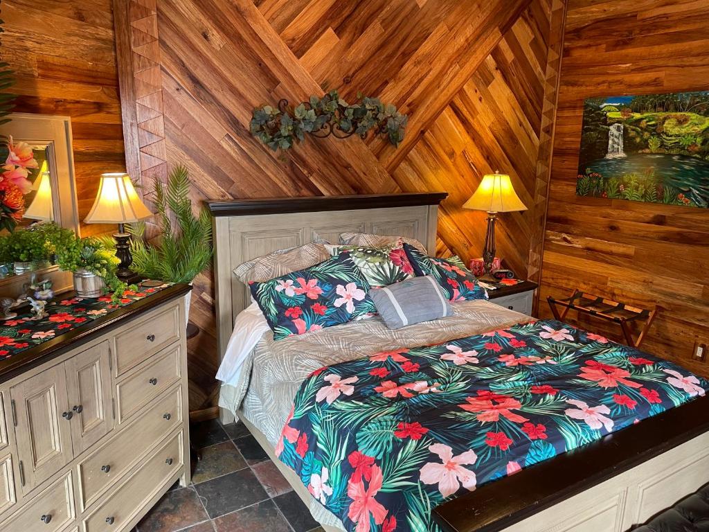 Postel nebo postele na pokoji v ubytování Hawaii Magic Skies Farmstay