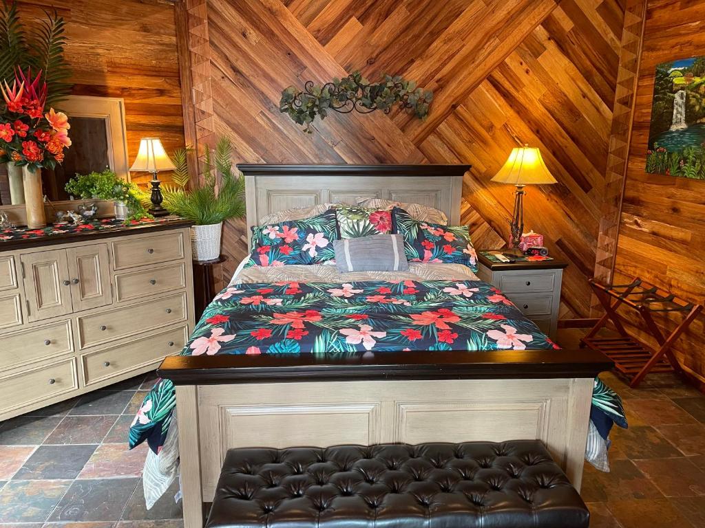 Postel nebo postele na pokoji v ubytování Hawaii Magic Skies Farmstay