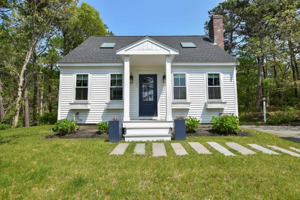una casa blanca con una puerta delantera y un patio en Beautiful Home Easy Access to Beaches, en Brewster