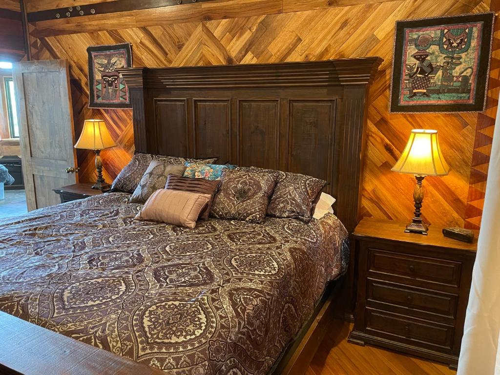 Postel nebo postele na pokoji v ubytování Hawaii Magic Skies Farmstay