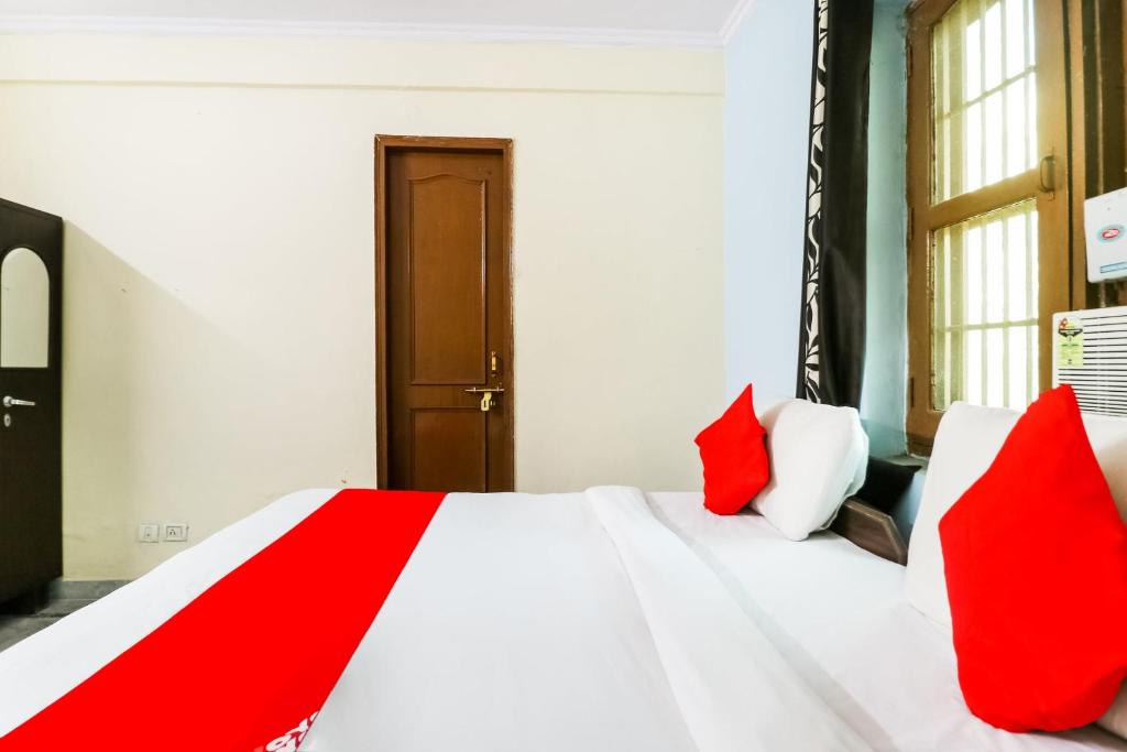 Postel nebo postele na pokoji v ubytování Hotel O Maurya Residency