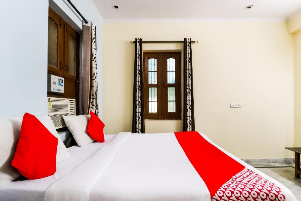 Postel nebo postele na pokoji v ubytování Hotel O Maurya Residency