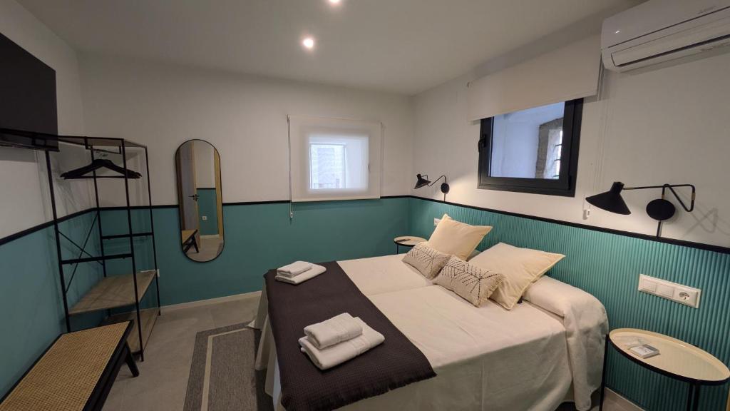 una camera da letto con un letto con una parete verde di Casa Carola a Trujillo