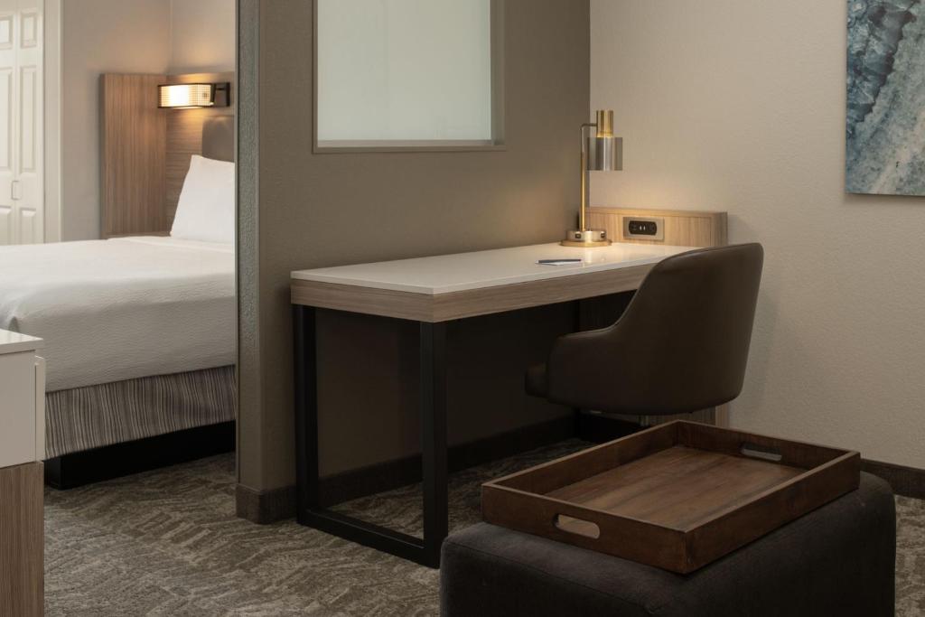 Postel nebo postele na pokoji v ubytování SpringHill Suites by Marriott Medford