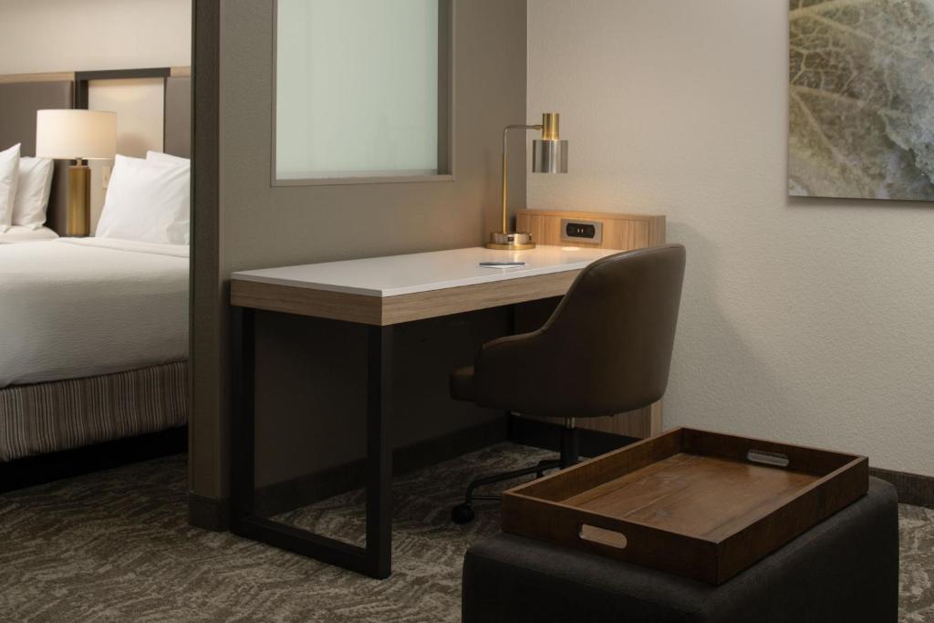 Postel nebo postele na pokoji v ubytování SpringHill Suites by Marriott Medford