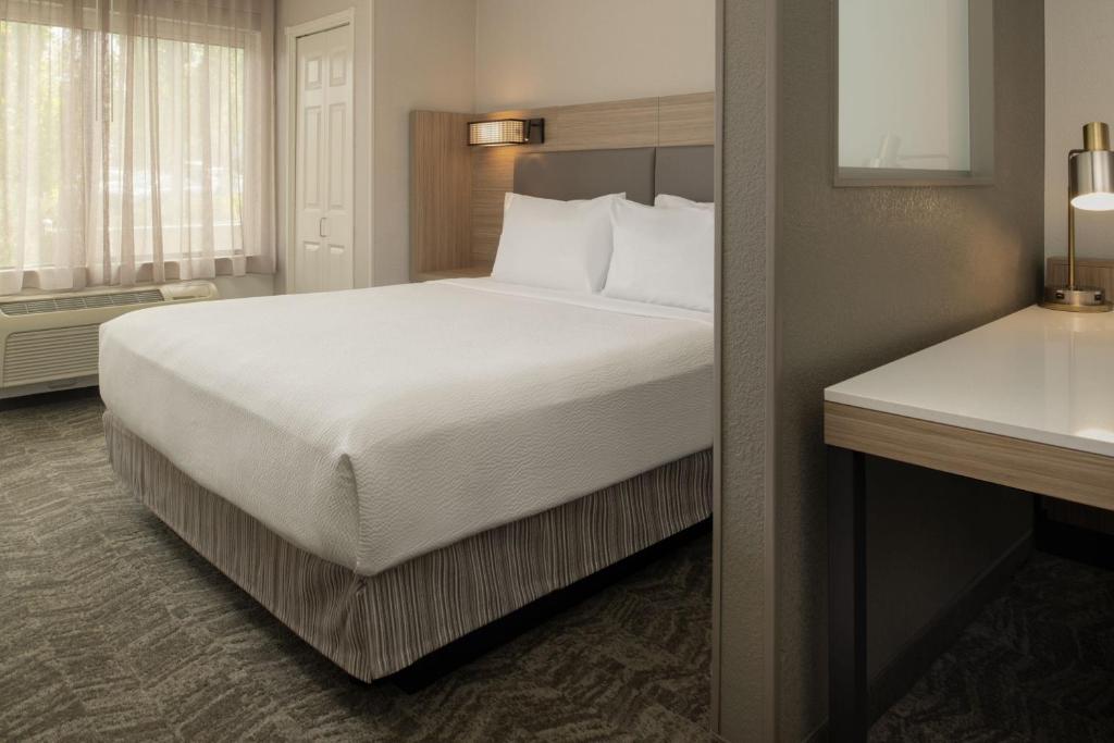 Postel nebo postele na pokoji v ubytování SpringHill Suites by Marriott Medford