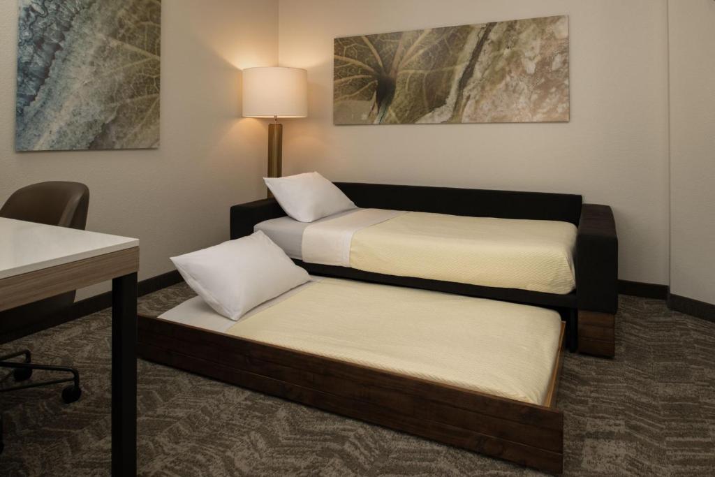 Postel nebo postele na pokoji v ubytování SpringHill Suites by Marriott Medford