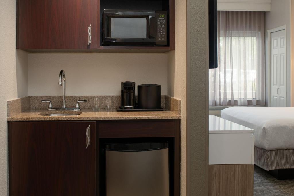 Postel nebo postele na pokoji v ubytování SpringHill Suites by Marriott Medford