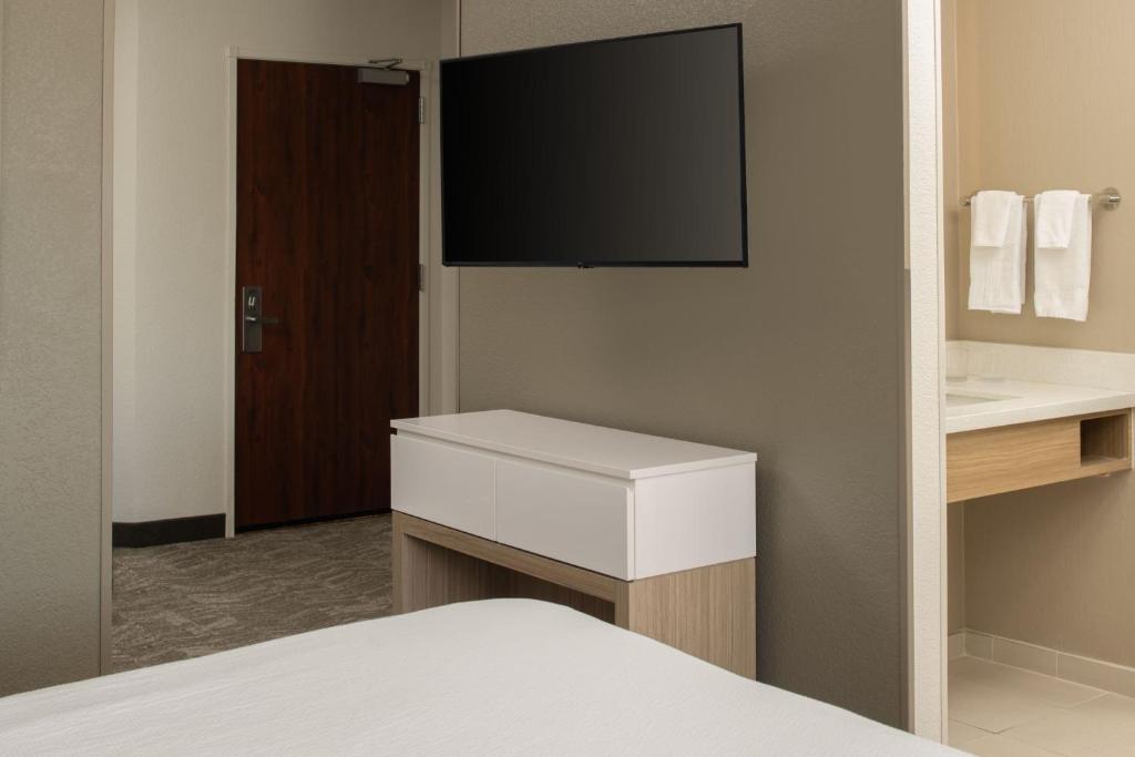 TV a/nebo společenská místnost v ubytování SpringHill Suites by Marriott Medford