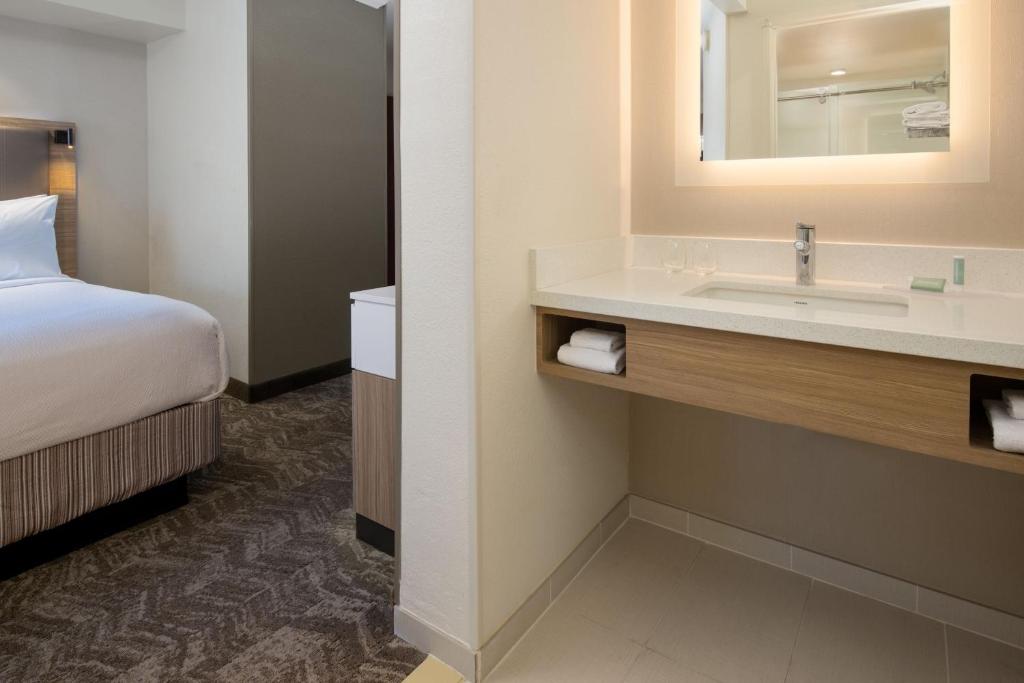 Postel nebo postele na pokoji v ubytování SpringHill Suites by Marriott Medford