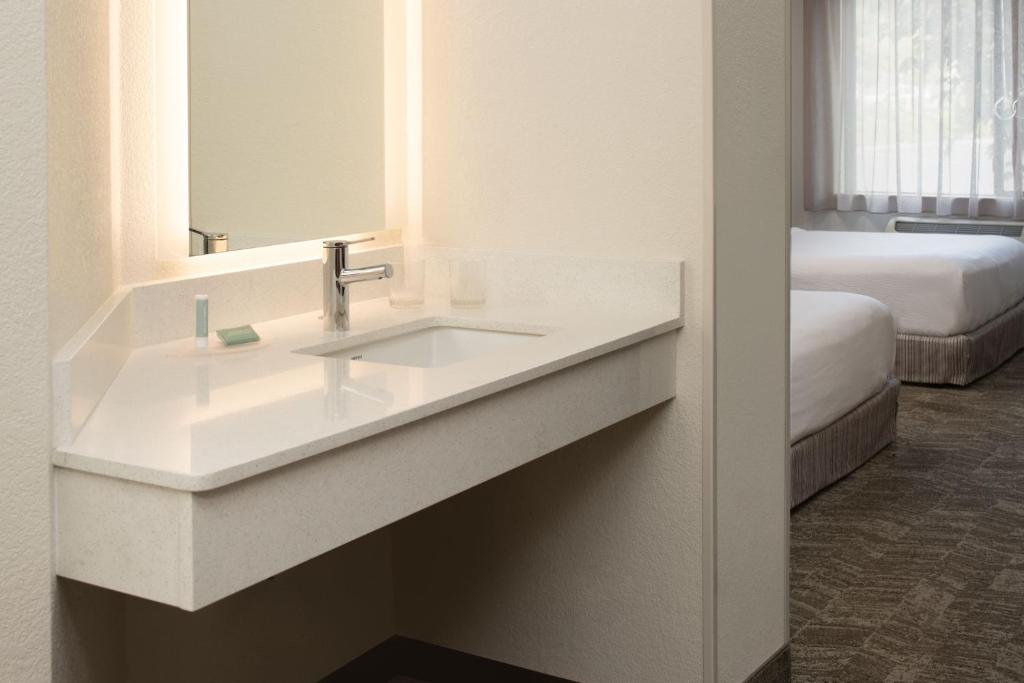 Postel nebo postele na pokoji v ubytování SpringHill Suites by Marriott Medford
