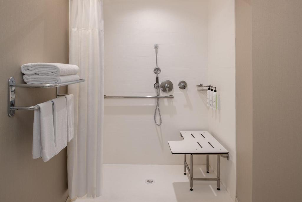 Koupelna v ubytování SpringHill Suites by Marriott Medford