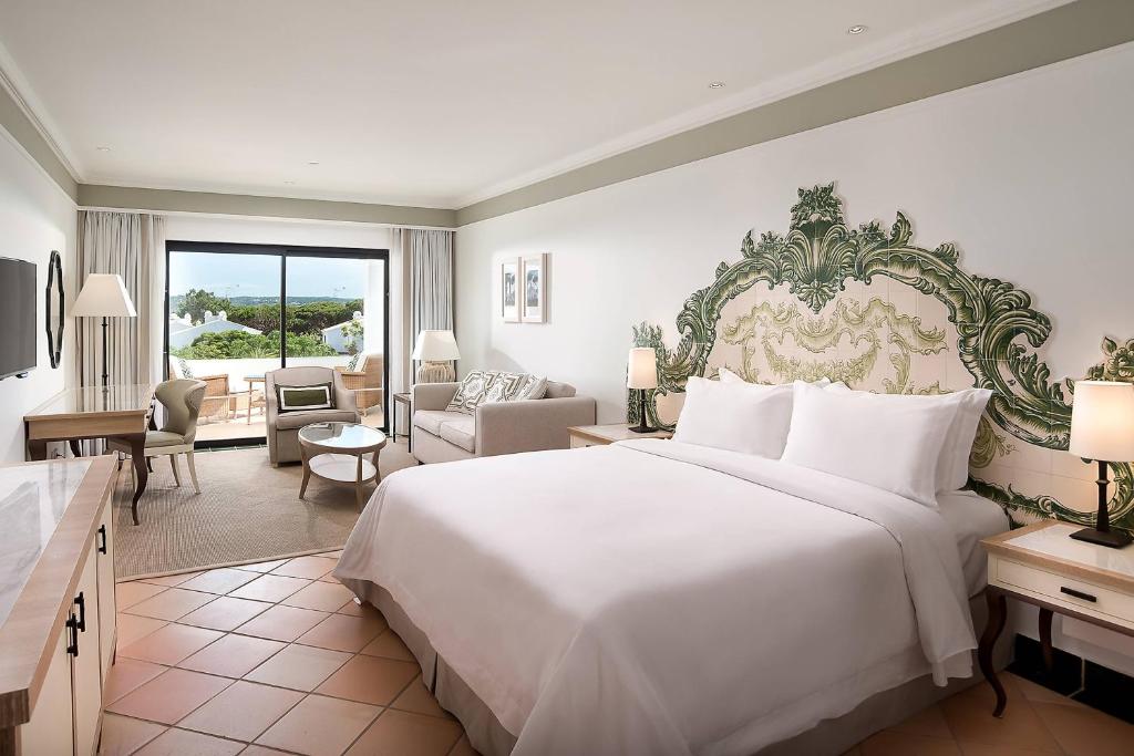 
Grand Deluxe Queen Room with Resort View

