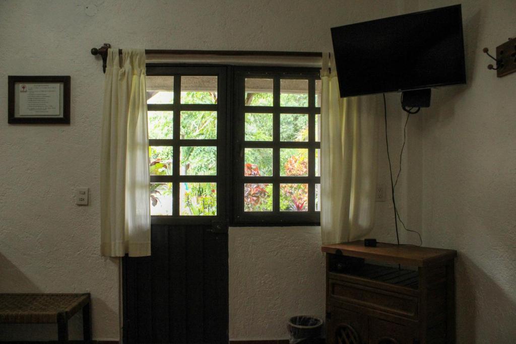 TV a/nebo společenská místnost v ubytování Posada Guayacán Tepoztlán