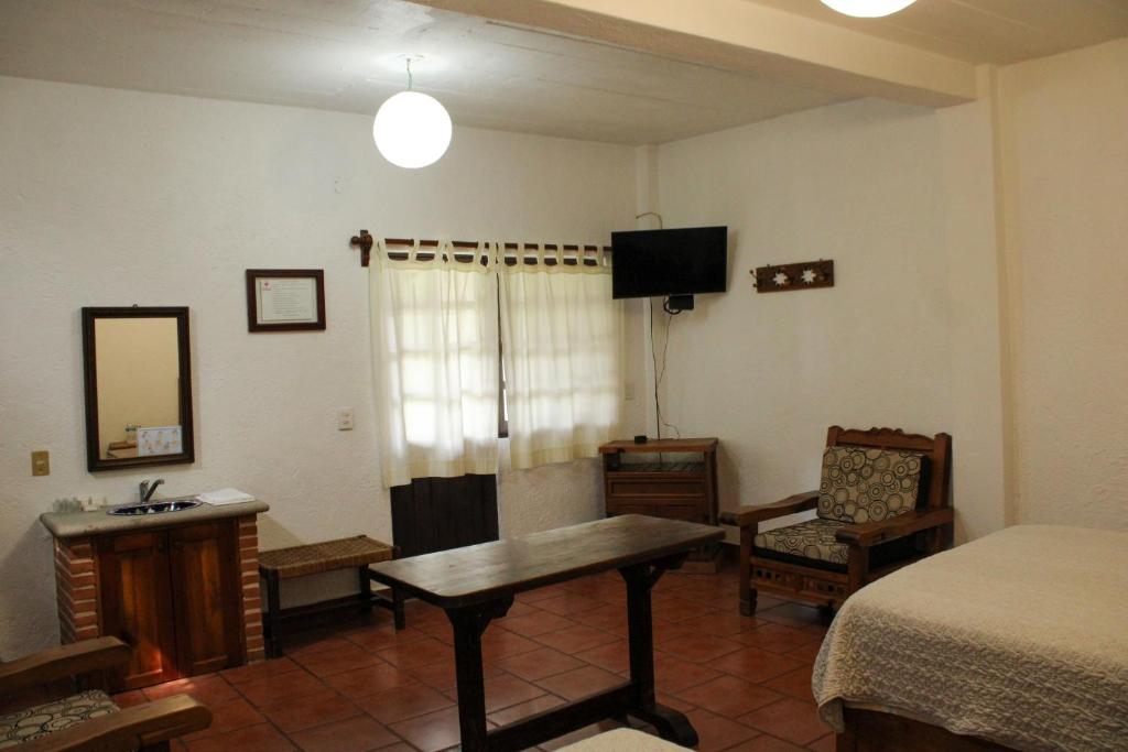 TV a/nebo společenská místnost v ubytování Posada Guayacán Tepoztlán