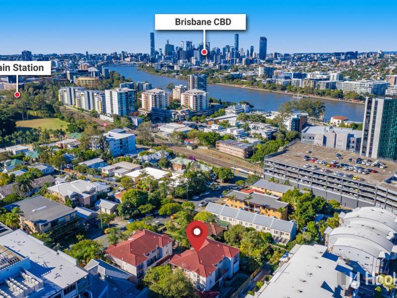 an aerial view of the city ofbrisbane at Modern APT in Toowong with Mountain View in Brisbane