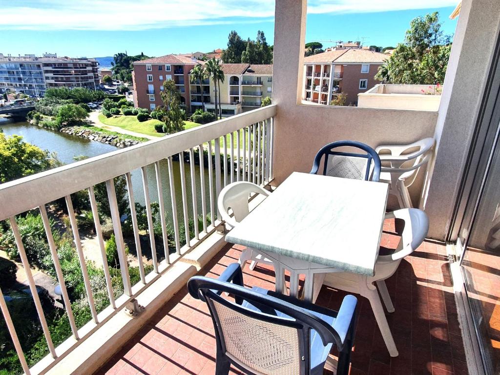 une table et des chaises sur un balcon avec vue dans l'établissement Appartement 2 pièces avec parking et wifi, centre-ville Sainte-Maxime - FR-1-780-69, à Sainte-Maxime