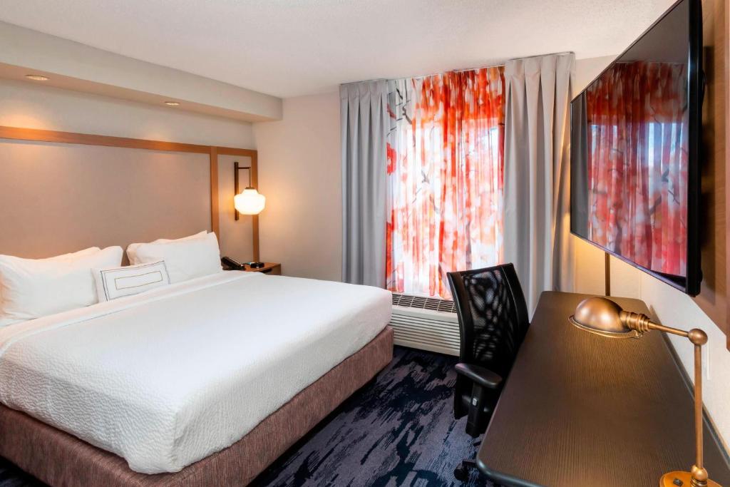 Postel nebo postele na pokoji v ubytování Fairfield Inn & Suites Bend Downtown