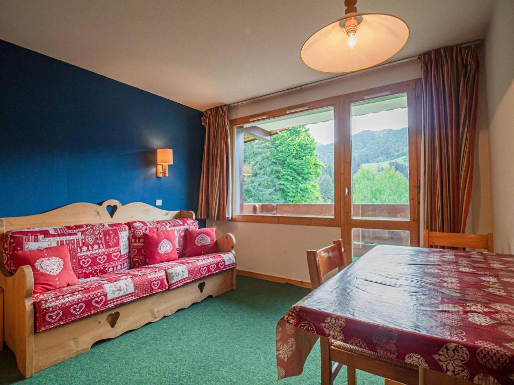 une chambre avec un lit, une table et une fenêtre dans l'établissement Appartement 2 pièces proche pistes avec balcon, animaux acceptés - FR-1-356-512, à Valmorel