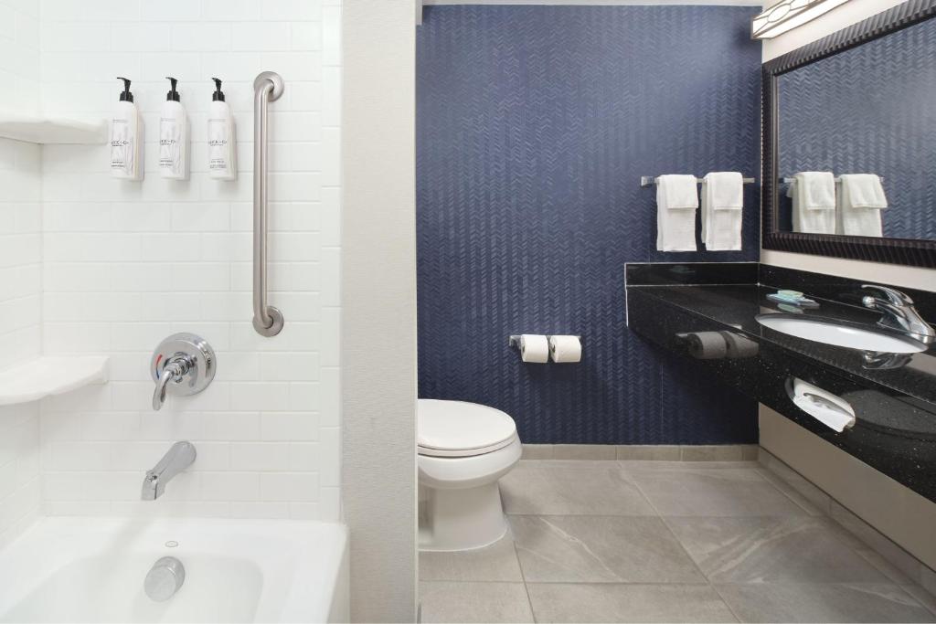 Koupelna v ubytování Fairfield Inn & Suites Columbia Northeast