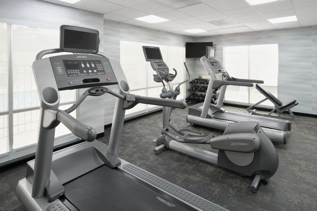Fitness centrum a/nebo fitness zařízení v ubytování Fairfield Inn & Suites Columbia Northeast
