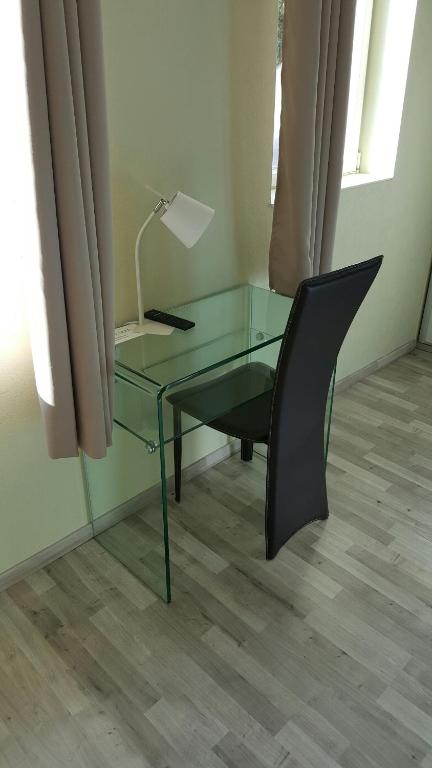 Hotel de la Gare - Standard Queen Room