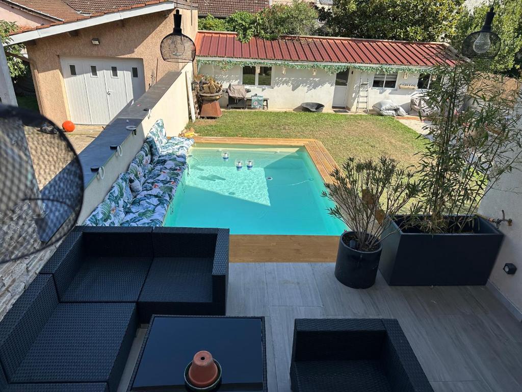 an overhead view of a swimming pool in a backyard at Villa lyon 8e, 8 personnes Piscine jardin, parking privé, terrain de pétanque in Monplaisir