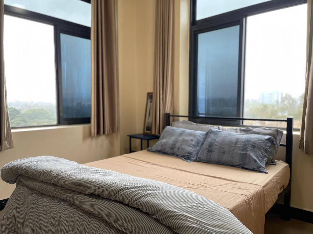 Postel nebo postele na pokoji v ubytování AMountain View Room x AICC