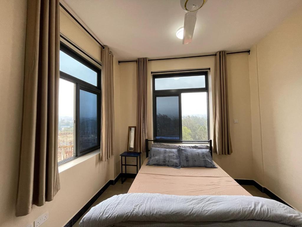 Postel nebo postele na pokoji v ubytování AMountain View Room x AICC