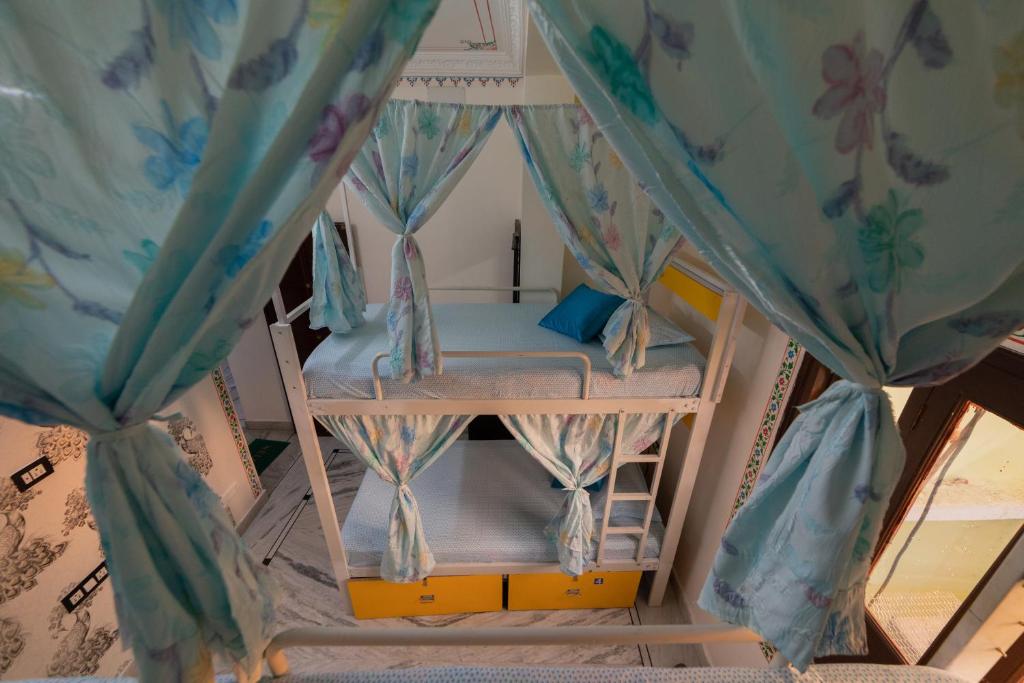 Koja eða kojur í herbergi á Whereabout Hostel Udaipur
