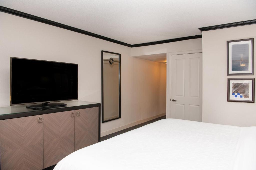 Sheraton Minneapolis West Hotel photo