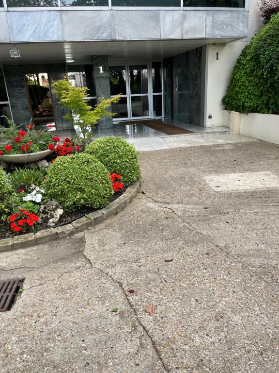 un bâtiment avec des fleurs devant un bâtiment dans l'établissement Vue Jardin, à Le Chesnay