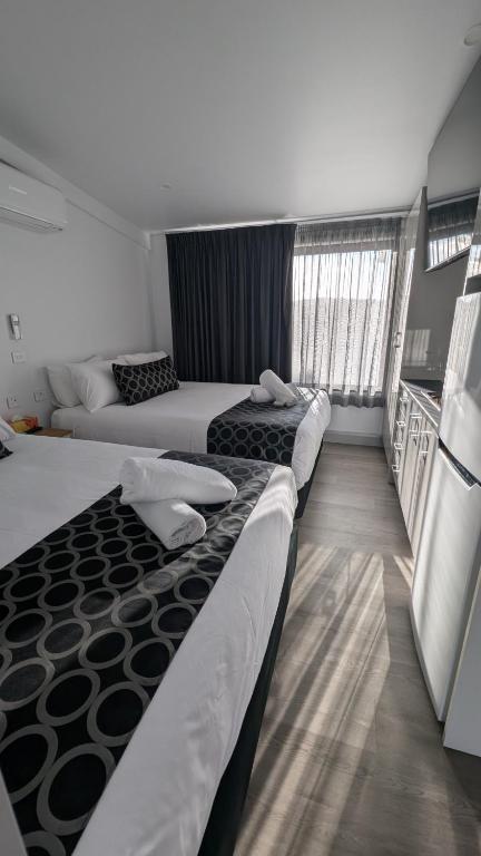 Postel nebo postele na pokoji v ubytování Cooma High Country Motel