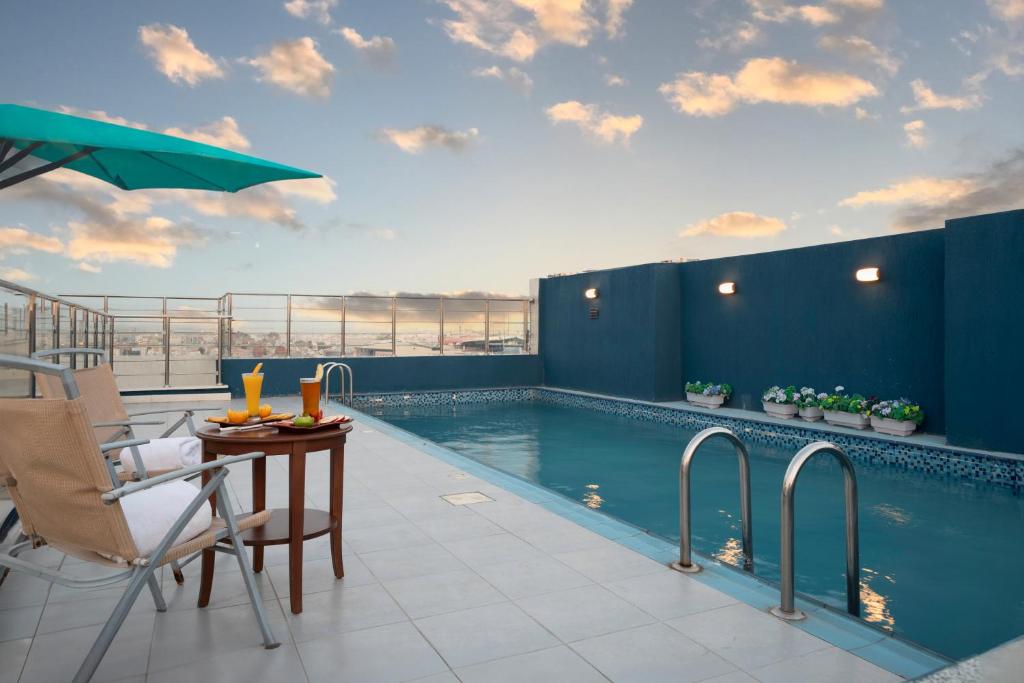 Bazén v ubytování Ruve Jeddah Hotel nebo v jeho okolí