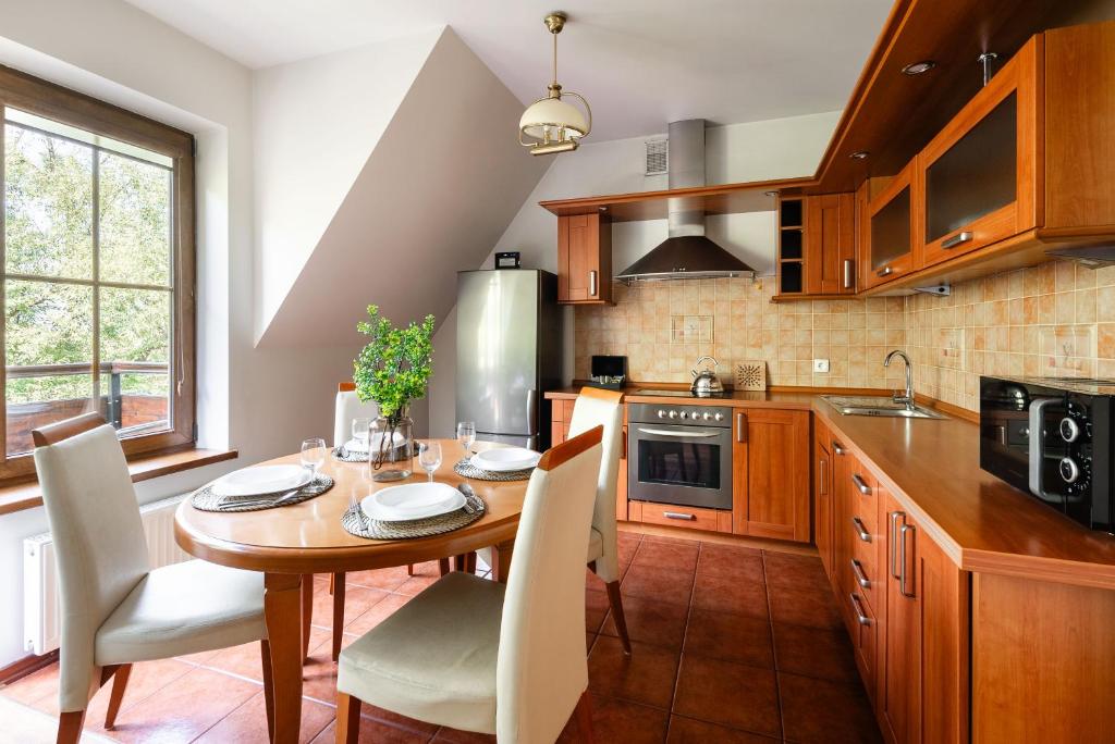 Kuchyň nebo kuchyňský kout v ubytování Apartamenty za Strugiem Zakopane
