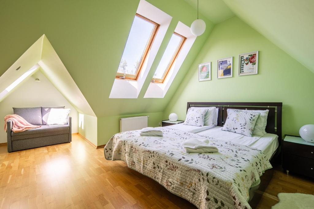 Postel nebo postele na pokoji v ubytování Apartamenty za Strugiem Zakopane