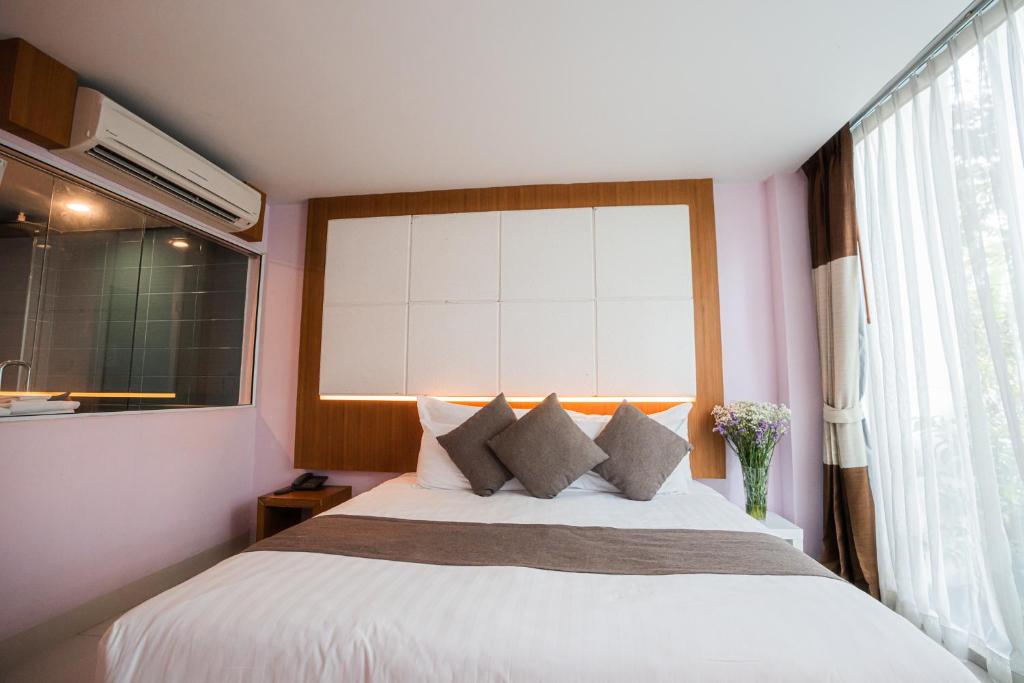 Postel nebo postele na pokoji v ubytování A Hotel Simply