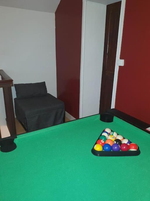 Biliár nebo kulečník v ubytování Gîte de la Chazotte