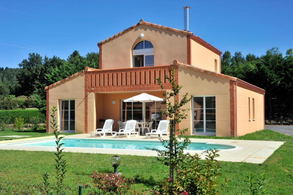 une maison avec une piscine en face de celle-ci dans l'établissement Lagrange Vacances - Royal Green, à Pont-de-Larn