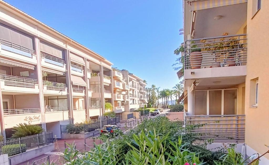 une rangée d'immeubles d'appartements avec des plantes devant eux dans l'établissement Le Bel Azur, à Saint-Raphaël