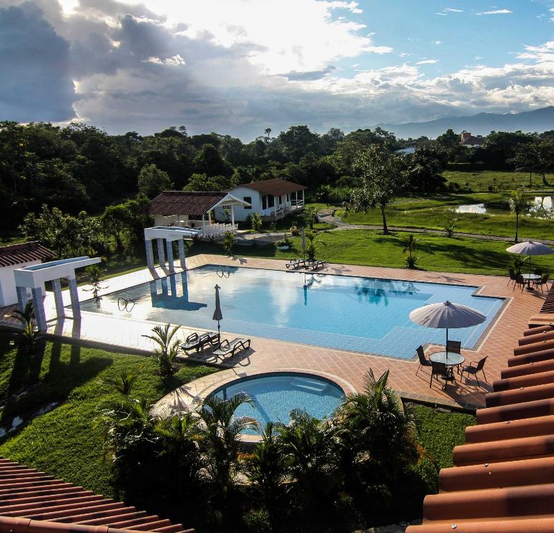 una imagen de una piscina en una casa en Hotel Mastranto en Villavicencio