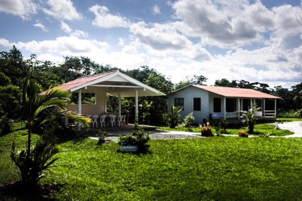Un jardín fuera de Hotel Campestre Mastranto