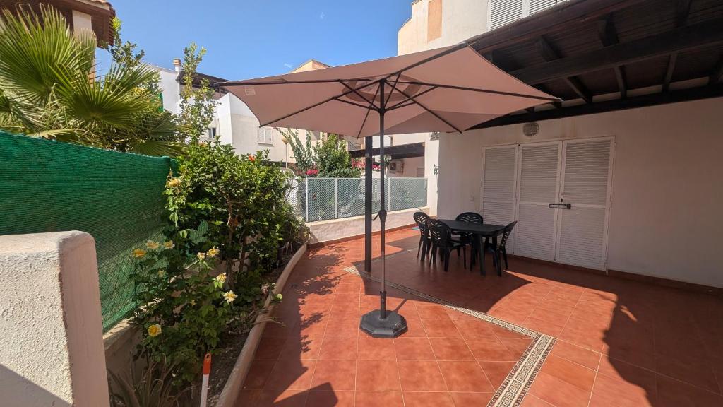 ベラにあるNaturista Vera Playaのパティオ(テーブル、傘付)