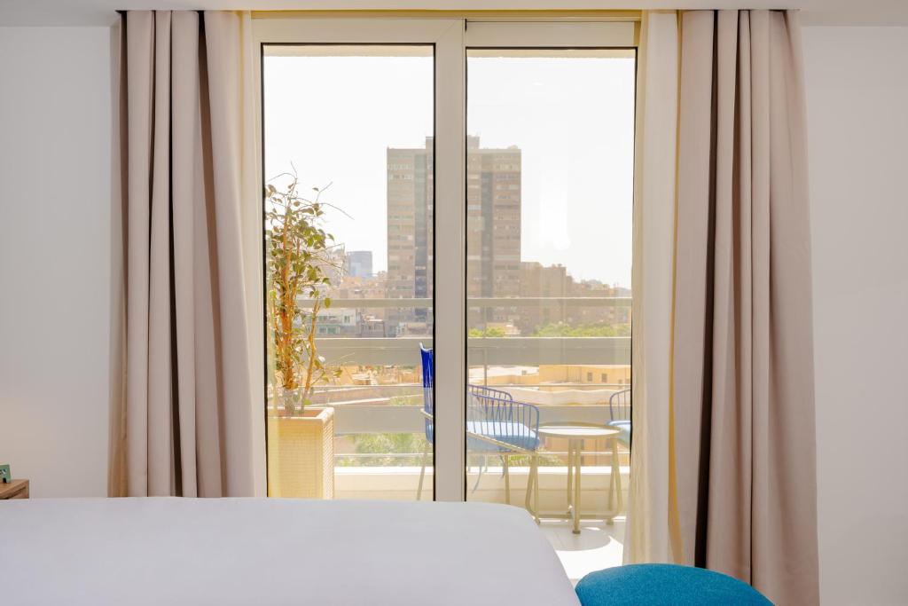 Postel nebo postele na pokoji v ubytování Brassbell l Zamalek l Chroma l Central Location